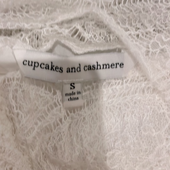 Cupcakes and cashmere lace blouse - Picture 3 of 4
